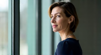 Ich bin Dr. Laura Schmidt, Expertin für Cyberkriminalität, 42 Jahre (2/10)